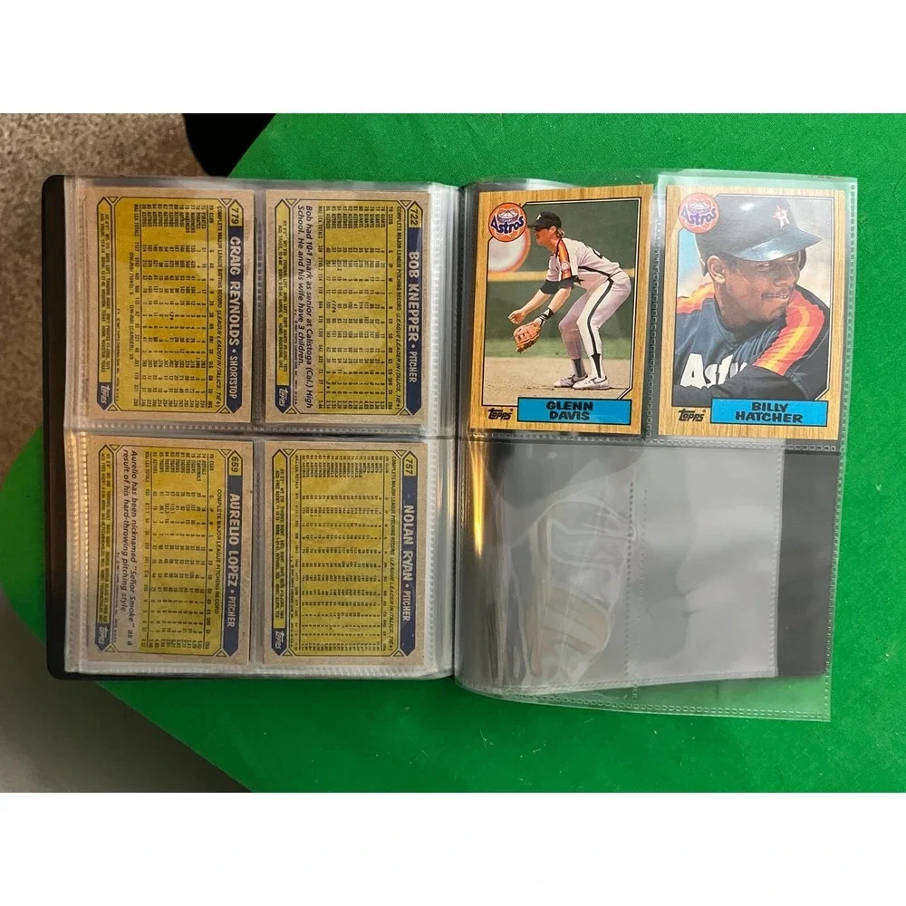 Houston Astros 1987 Topps‎ Team Set with 40 card collector album.